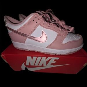 Nike Kids Dunk Low in Pink and White. 7Y/ 8.5W
